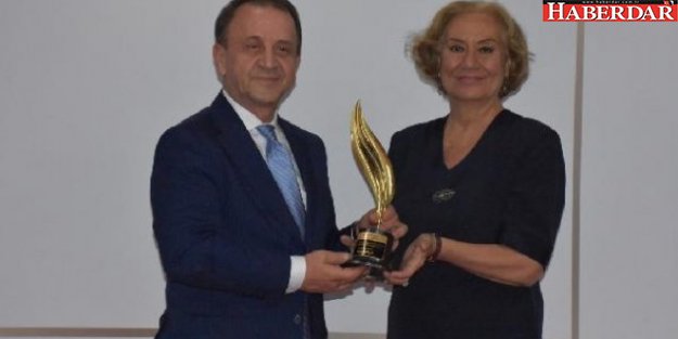 Özcan Işıklar’a Yılın Belediye Başkanı Ödülü