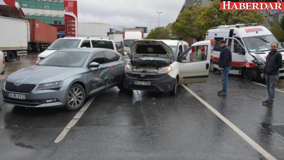 Kavşakta Zincirleme Kaza; 1'i Ambulans 3 Araç Çarpıştı