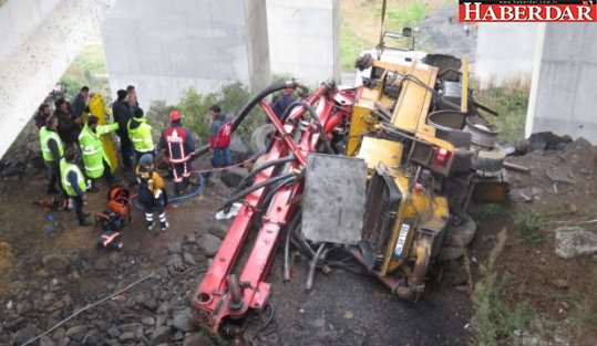 Beton mikseri viyadükten uçtu