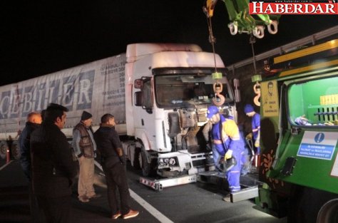 Silivri'de Tır Karşı Şeride Girdi, Yolu Trafiğe Kapattı