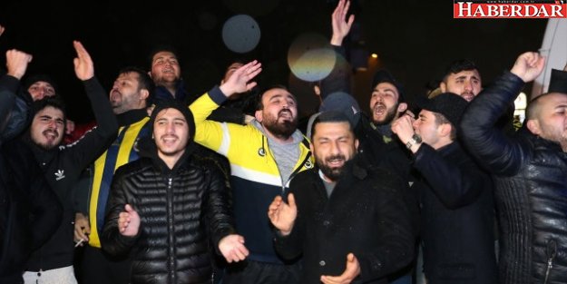 Taraftarlardan Samandıra'da Fenerbahçe Kafilesine Protesto