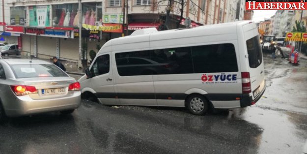 Esenyurt'ta yol çöktü, işçi servisindeki 3 kişi yaralandı