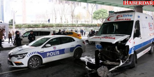 İstanbul'da araç ile ambulans çarpıştı