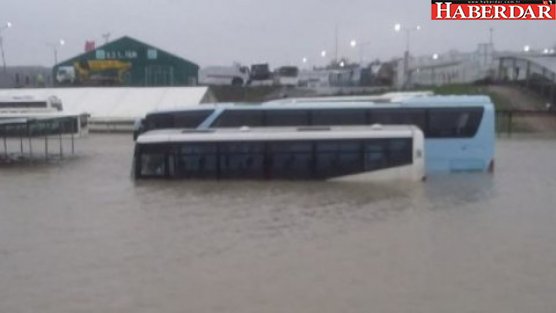 Arnavutköy'de onlarca araç su altında kaldı