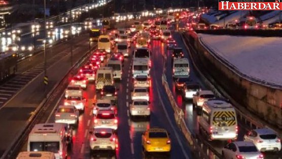 İstanbul'da kar etkili oluyor; trafik kilit