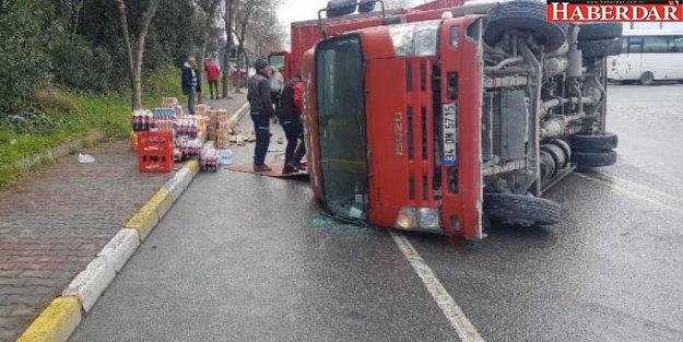 Avcılar'da meşrubat yüklü kamyon devrildi