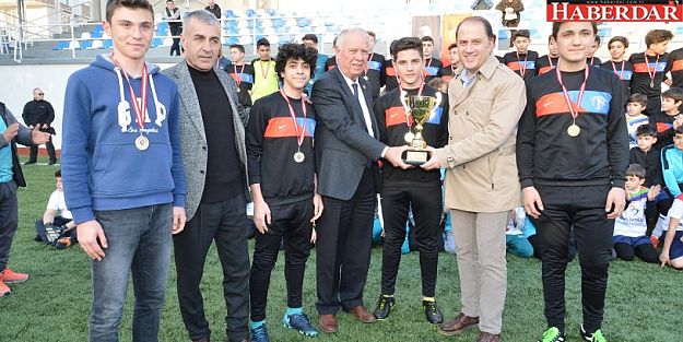 Murat Çalık Beylikdüzüspor'un şampiyonluğunu sporcularıyla kutladı