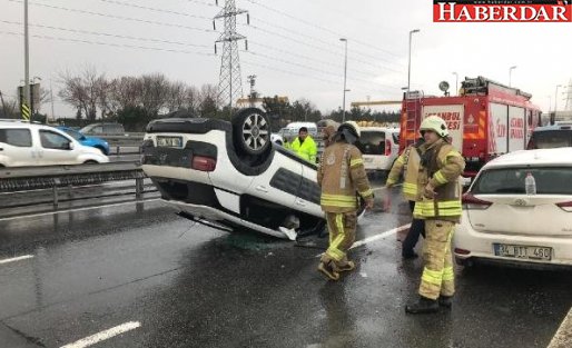 Avcılar'da İki Araca Çarpan Otomobil Takla Atarak Ters Döndü