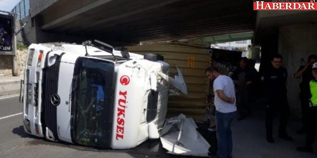 Bakırköy Yeşilyurt'ta tren üst geçidine çarpan TIR yan yattı