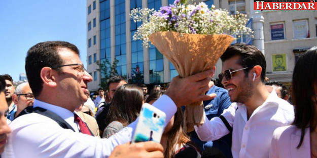 Ekrem İmamoğlu'na İstiklal Caddesi'nde sevgi seli