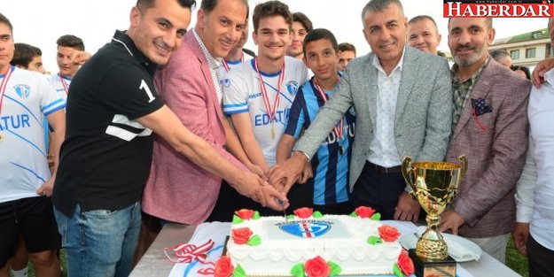 Beylikdüzüspor şampiyonluk kupasını kaldırdı