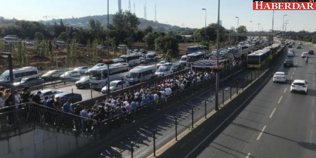 Metrobüs durakları hınca hınç!