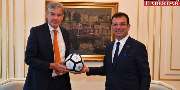 Başkonsolostan hediye futbol topu