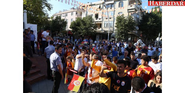 Galatasaray bayrağı bir kez daha Şampiyonlar Anıtı’na çekildi