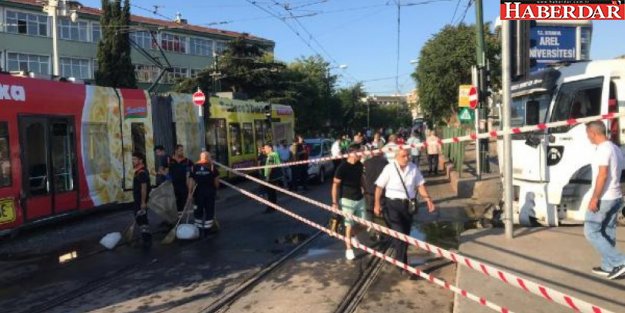 CEVİZLİBAĞ'da su tankeri tramvaya çarptı, seferler durdu