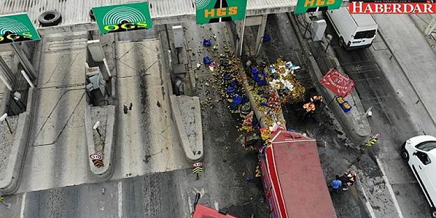 İstanbul'da feci kaza! Gişelere çarptı