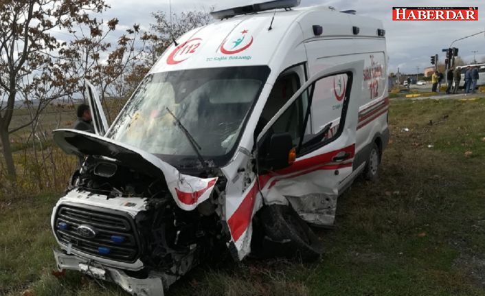 Hasta taşıyan ambulans kaza yaptı