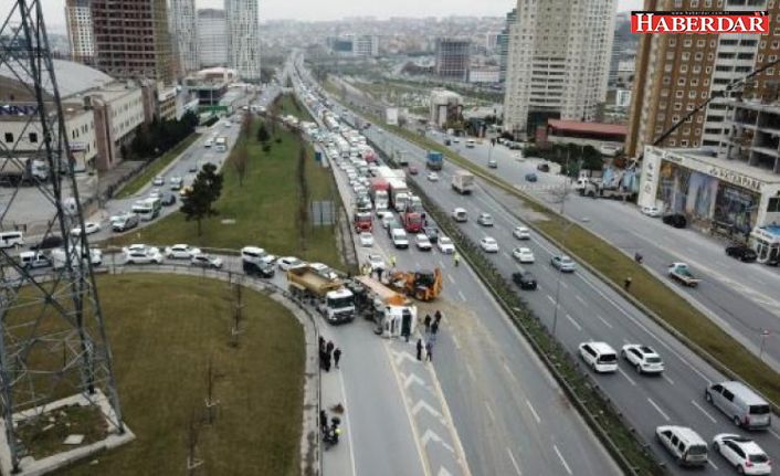 TEM'de hafriyat tırı devrildi: Trafik kilit