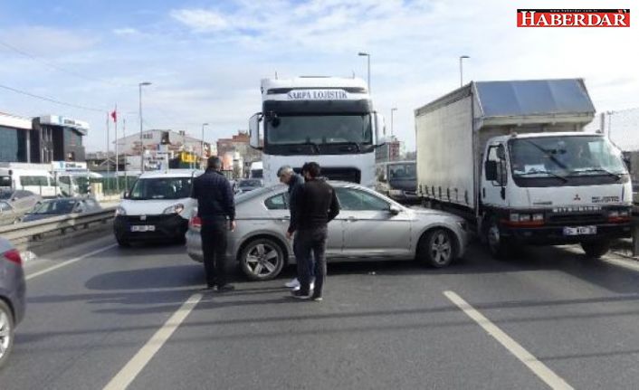 Küçükçekmece D-100'de kaza! Trafik kilitlendi