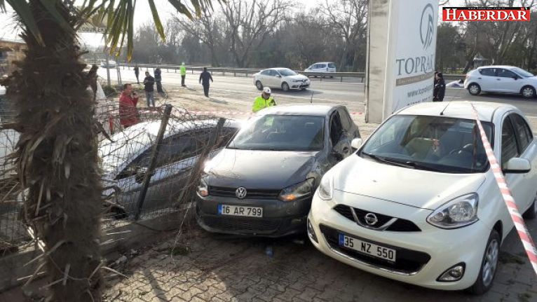 Silivri'de yoldan çıkan otomobil öğrencilere çarptı