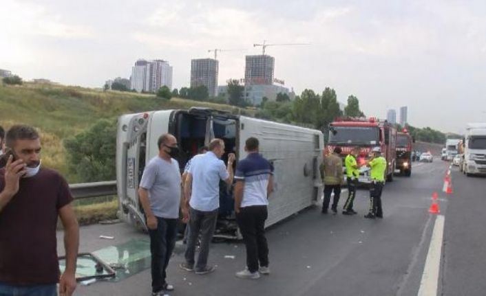 Hadımköy'de servis minibüsü devrildi! Yaralılar var