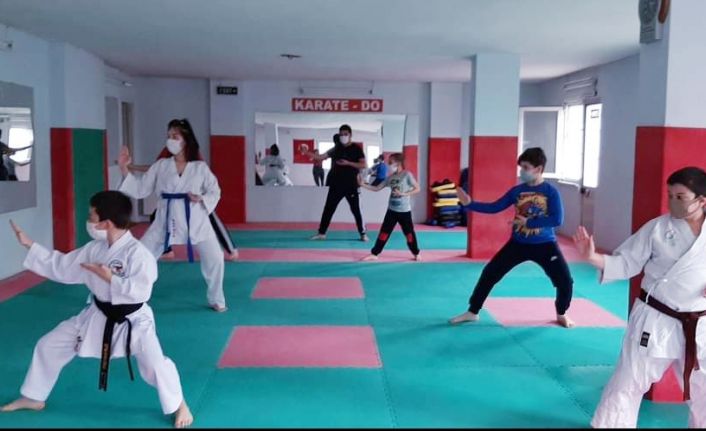 KÜÇÜKÇEKMECE'DE SPOR SALONLARI KAPILARINI AÇTI