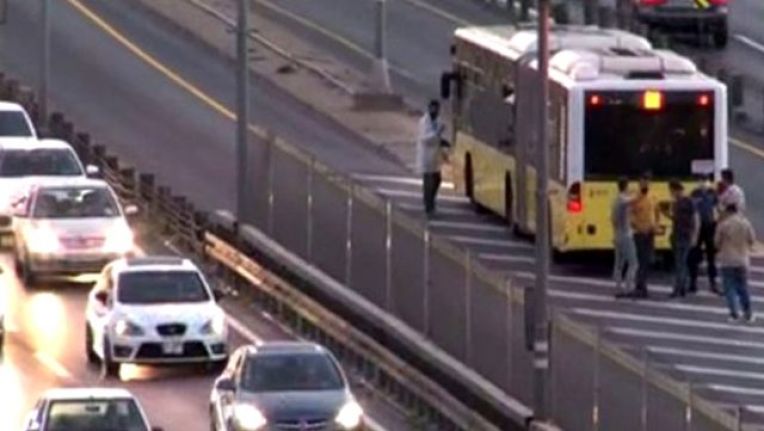 Seyir halindeki metrobüse kurşun isabet etti