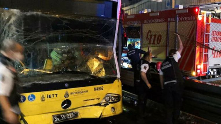 Bir metrobüs başka bir metrobüse arkadan çarptı: 7 yaralı