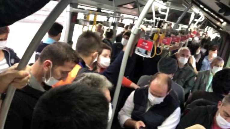 Metrobüsler yine tıklım tıklım