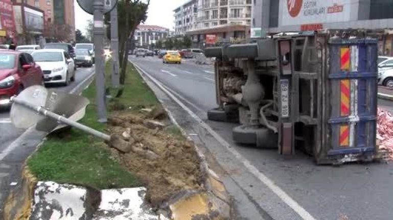 Büyükçekmece'de kamyonet devrildi, kemikler yola saçıldı