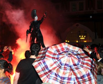 Festival yağmur altında sokakta bitti