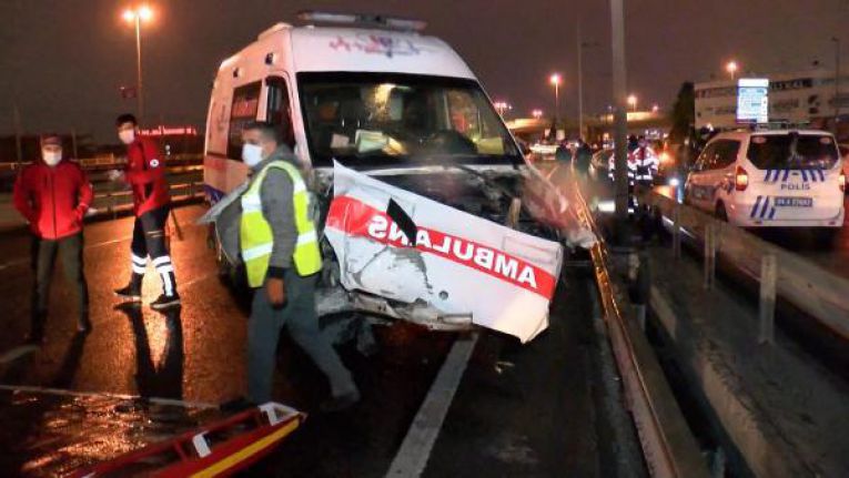 Küçükçekmece'de hasta nakil ambulansı devrildi