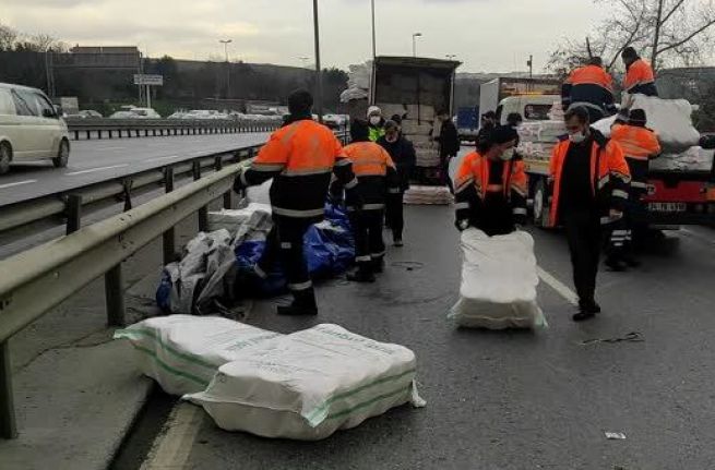 Küçükçekmece'de kamyondan düşen yük trafiği etkiledi