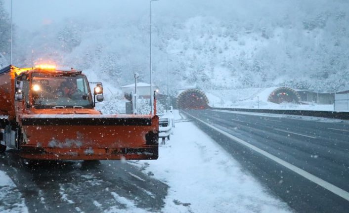 Bolu Dağı'nda kar yağışı etkili oluyor