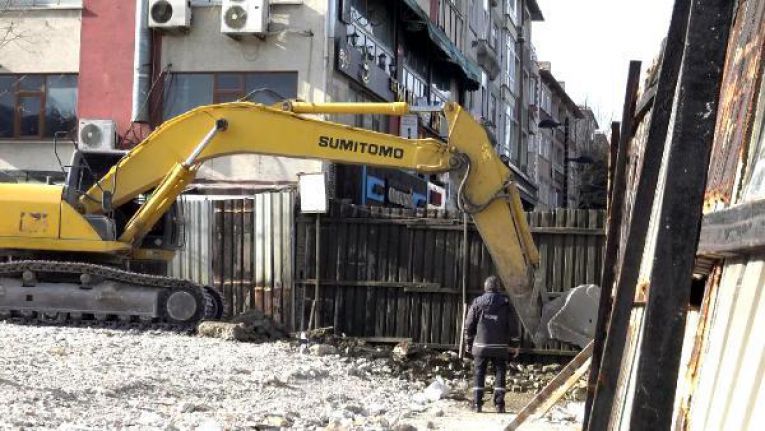 Avcılar'da yıkılan belediye binası enkazı kaldırılırken doğal gaz borusu delindi