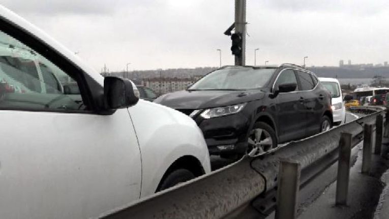 Küçükçekmece'de her akşam aynı görüntü ; Ters yönden giriyor trafiği tehlikeye sokuyorlar