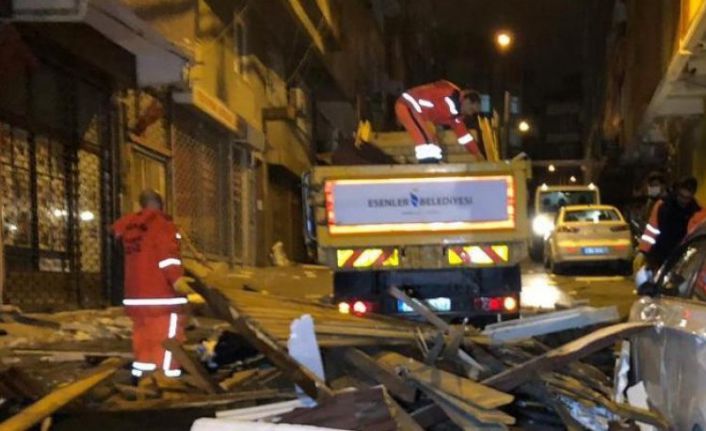 İstanbul'da fırtına: Çatılar uçtu, ağaçlar devrildi