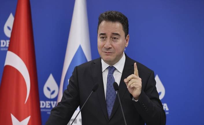 Ali Babacan hükümete 12 soru sordu ve not verdi