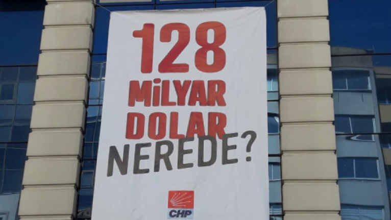 CHP Küçükçekmece'de '128 milyar dolar nerede?' afişleri söküldü