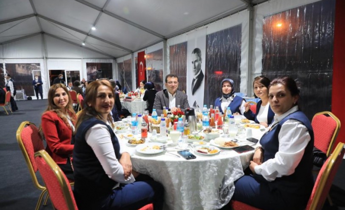 Ekrem İmamoğlu, İETT'nin kadın şoför ile iftarda buluştu