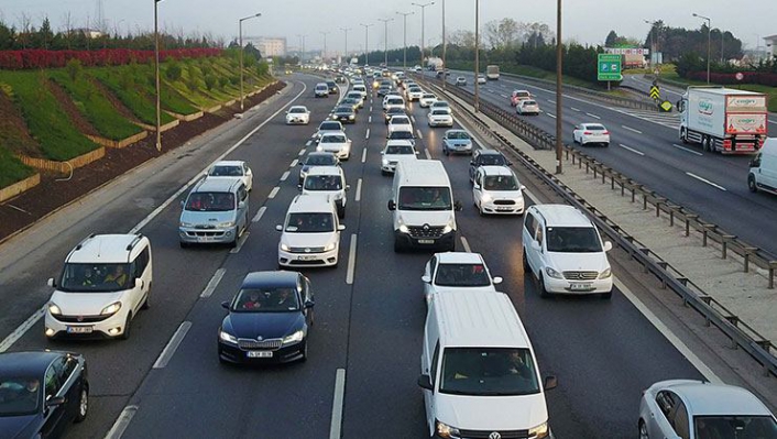 'Tam kapanma' göçü sürüyor! İstanbul çıkışlarında trafik yoğunluğu