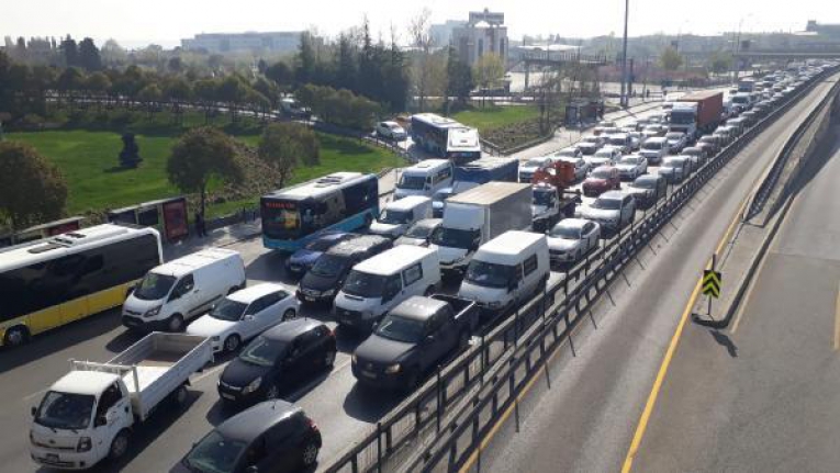 Avcılar ve Küçükçekmece'de kısıtlamaya rağmen trafik yoğunluğu