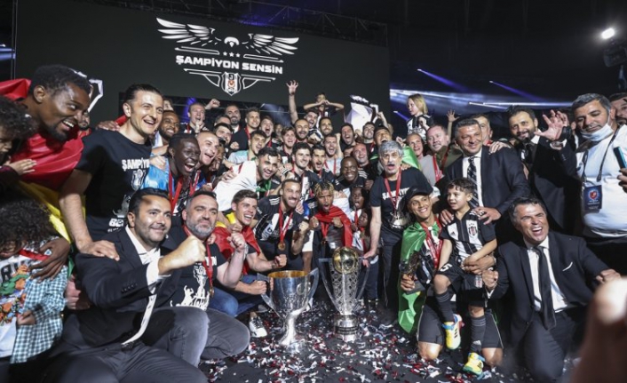 Beşiktaş şampiyonluk kupasını aldı