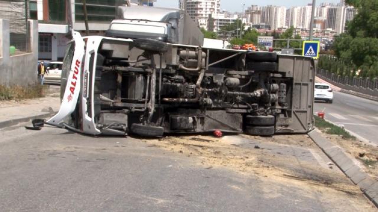 Beylikdüzü'nde kaldırıma çarpan midibüs devrildi