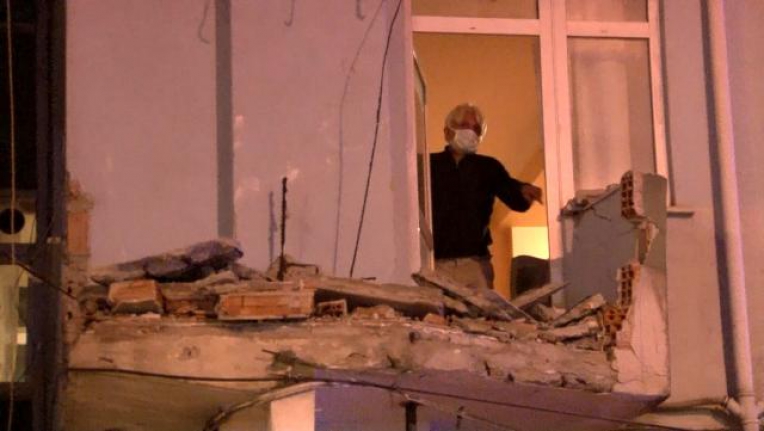 Avcılar'da gece yarısı 7 katlı bir binanın iki balkonu çöktü