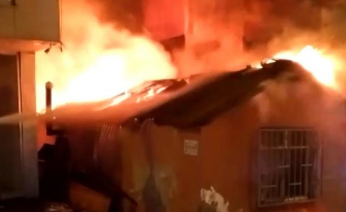 Küçükçekmece'de tek katlı baraka alev alev yandı