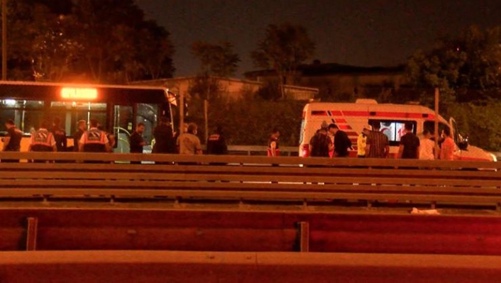 Metrobüste hareketli dakikalar! Özel harekat polisleri devreye girdi...