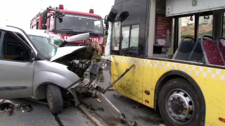 Otobüsle araç kafa kafaya çarpıştı, feci kazada bir kişi öldü bir kişi ağır yaralandı