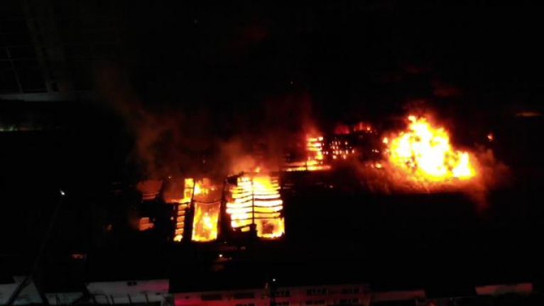 Küçükçekmece'de yanan kağıt ambalaj üretim merkezi havadan görüntülendi