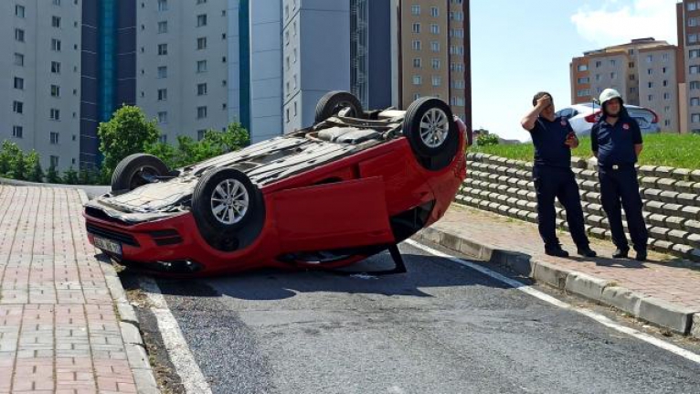 Beylikdüzü'nde araba sürmeyi öğrenirken takla attı